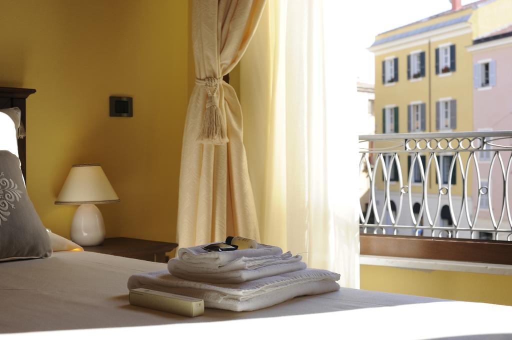 Piazza Azuni 18 Guest House Sassari Buitenkant foto